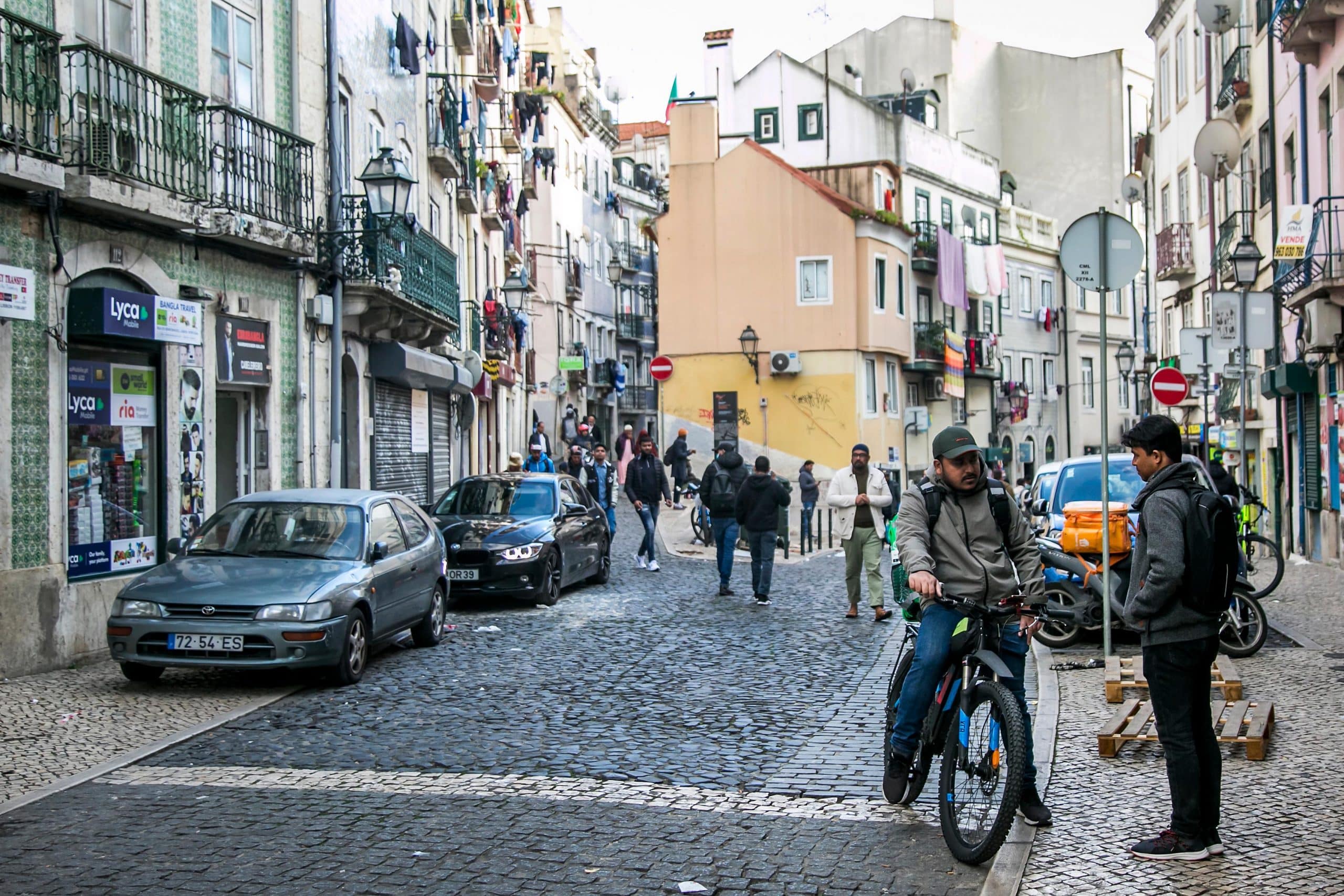 Among the residents of the Mouraria neighborhood, 40 mother tongues are spoken. Photo Rodrigo Cabrita