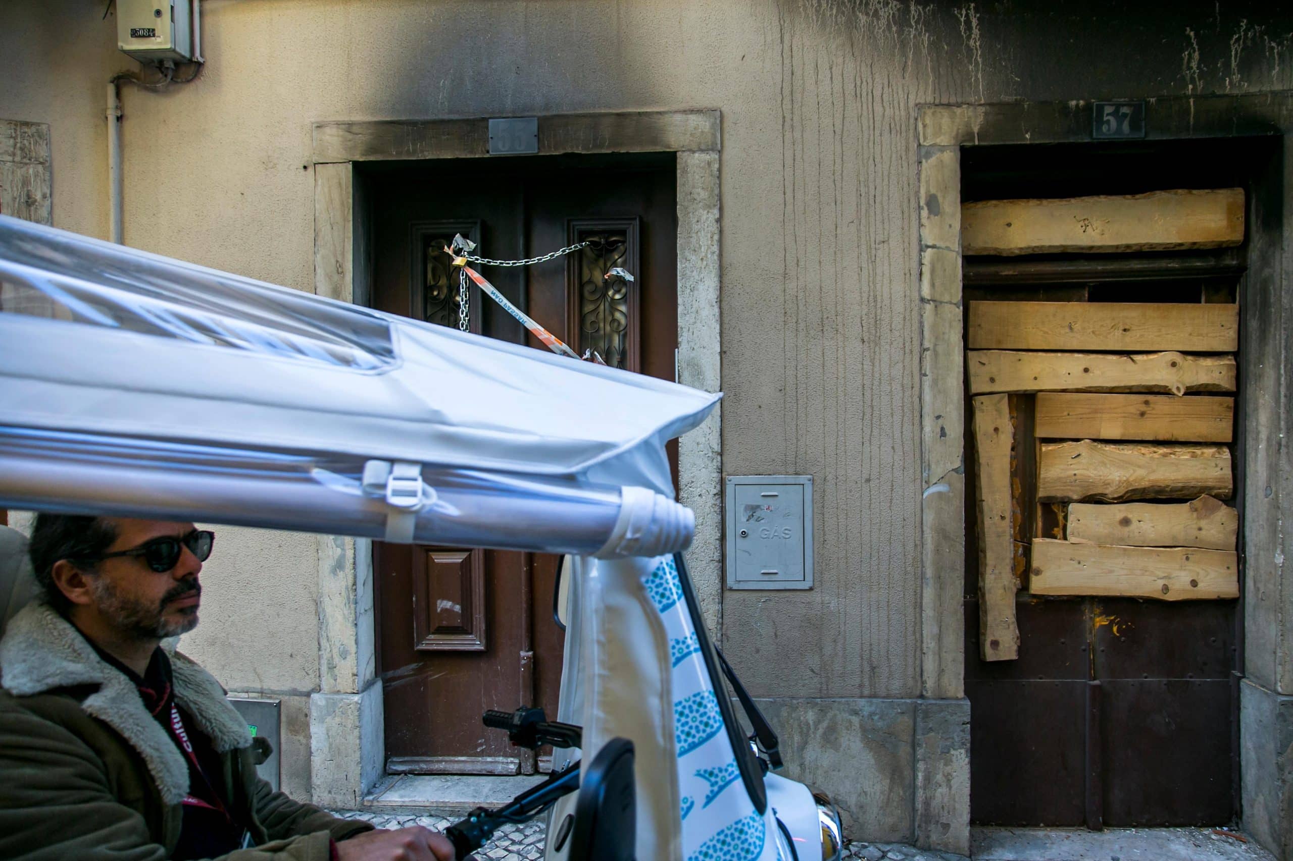 Building where a fire broke out, on rua do Terreirinho, in Mouraria, Lisbon. Photo Rodrigo Cabrita