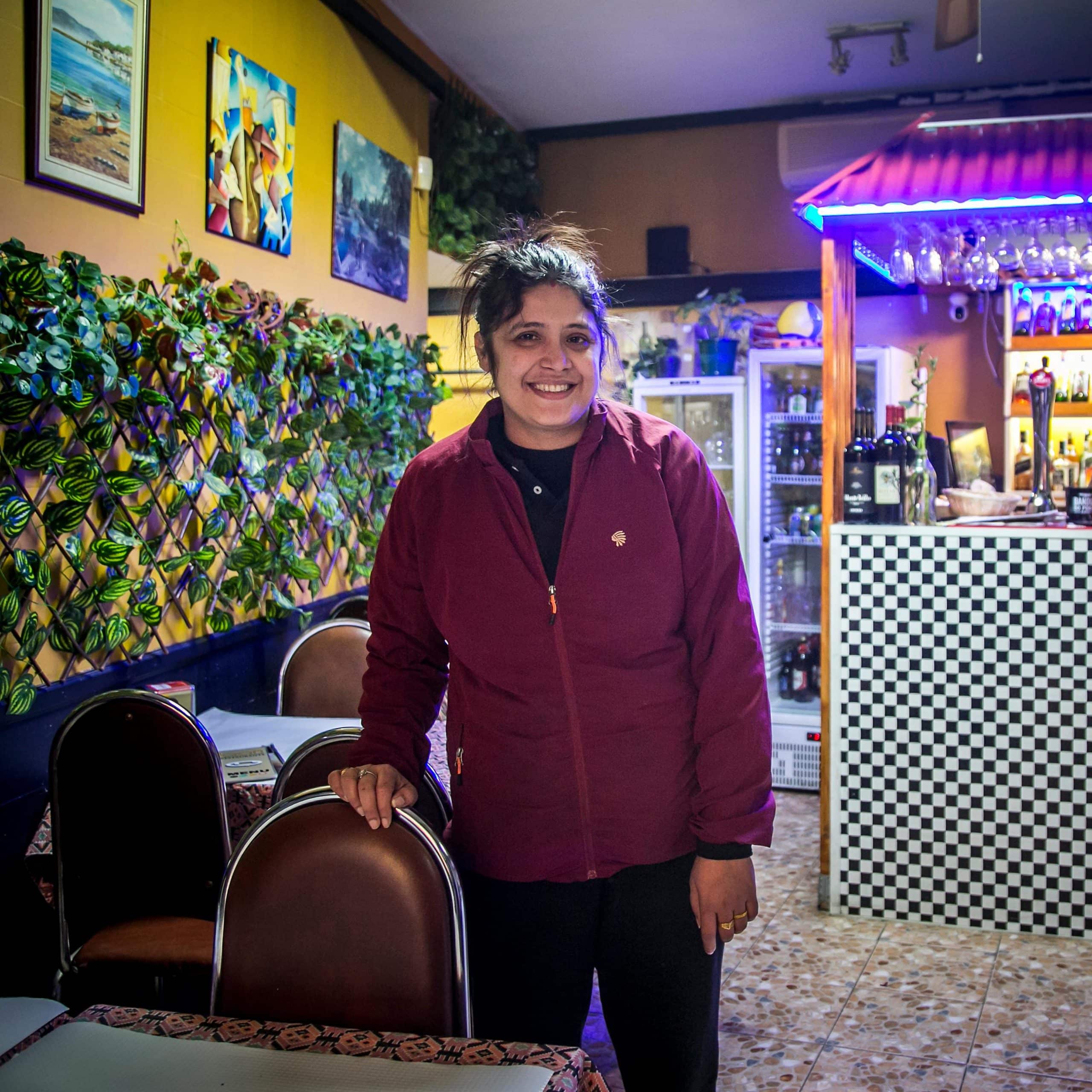 Dipa, an immigrant from Nepal, has a restaurant in Mouraria. Photo Rodrigo Cabrita