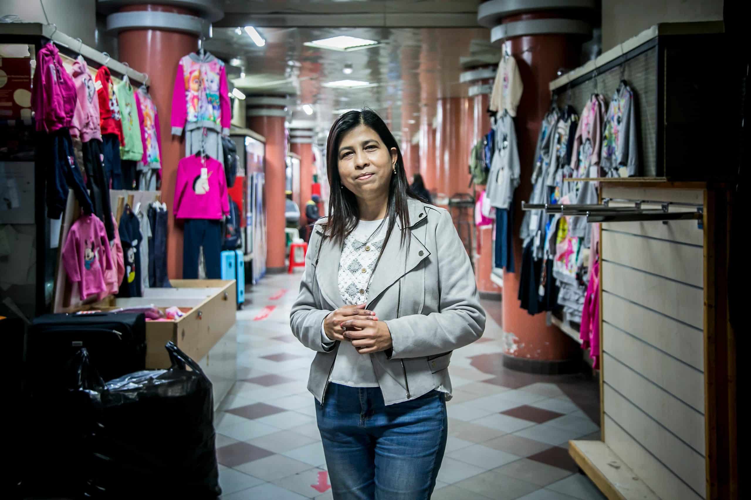 Tahmina Akter, an immigrant from Bangladesh, is preparing to open a travel agency in the Mouraria Shopping Center. Photo Rodrigo Cabrita