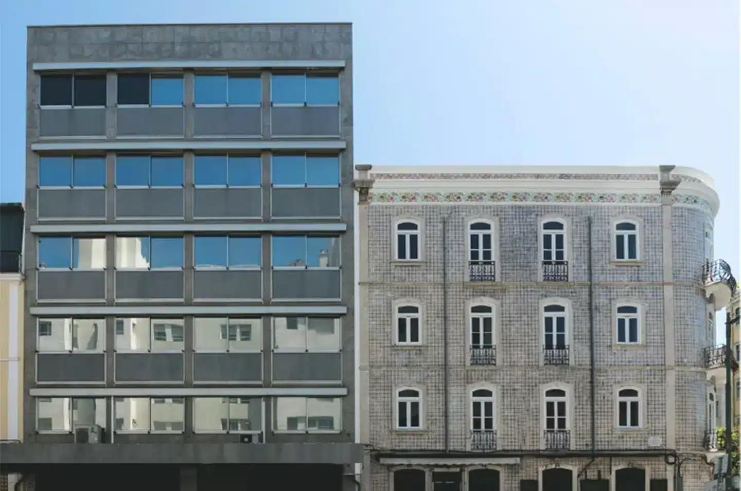 FACHADA DOS EDIFÍCIOS 10 E 12 DA RUA ENGENHEIRO VIEIRA DA SILVA EM LISBOA, PORTUGAL.