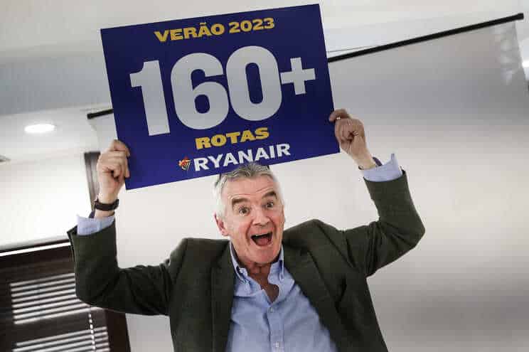 Presidente executivo Michael O'Leary com cartaz alusivo às rotas da Ryanair em Portugal Foto: RODRIGO ANTUNES/LUSA