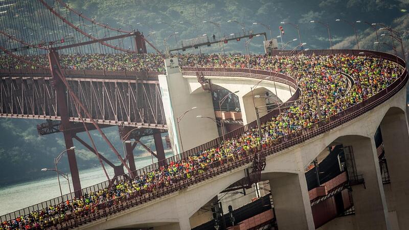 25 de Abril Bridge exchanged cars for athletes in another edition of the Lisbon Half MarathonJorge Amaral / Global Imagens