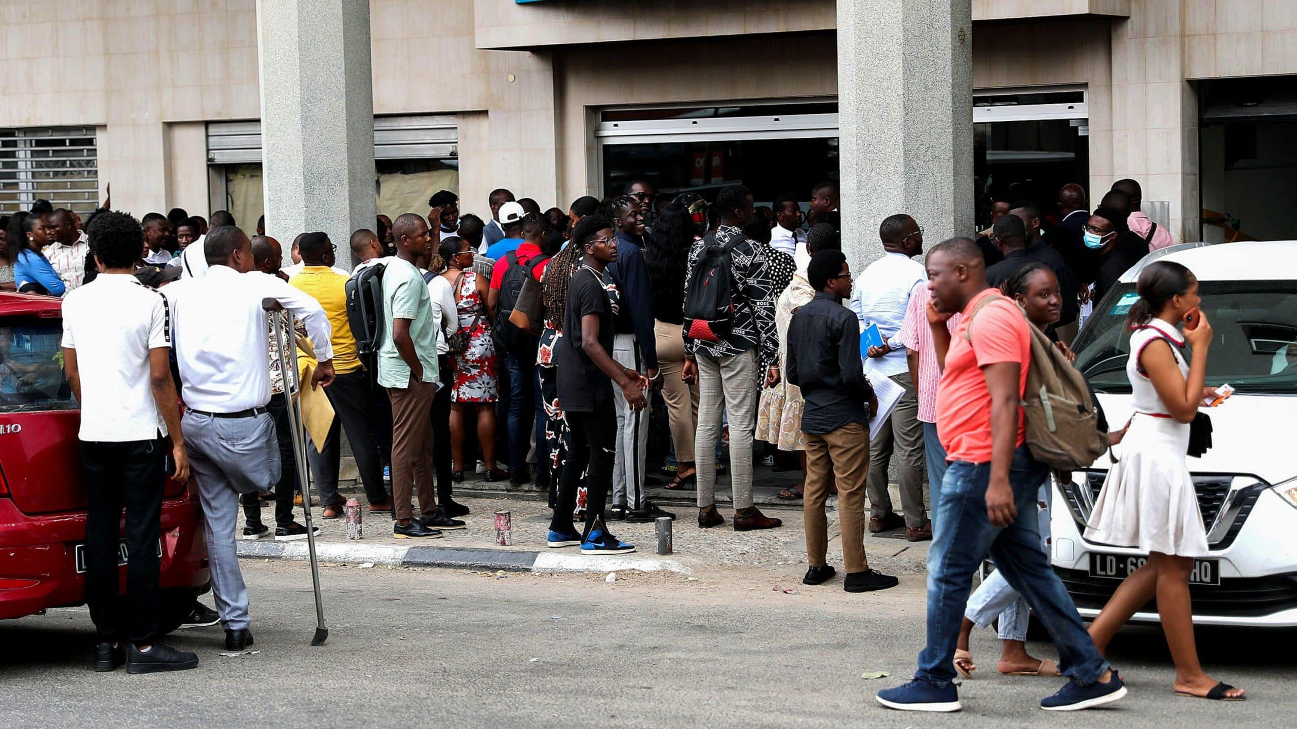 People queue at the entrance of the new center for issuing visas at the Portuguese embassy in Luanda, Angola. Photo: Ampe Rogério/Lusa