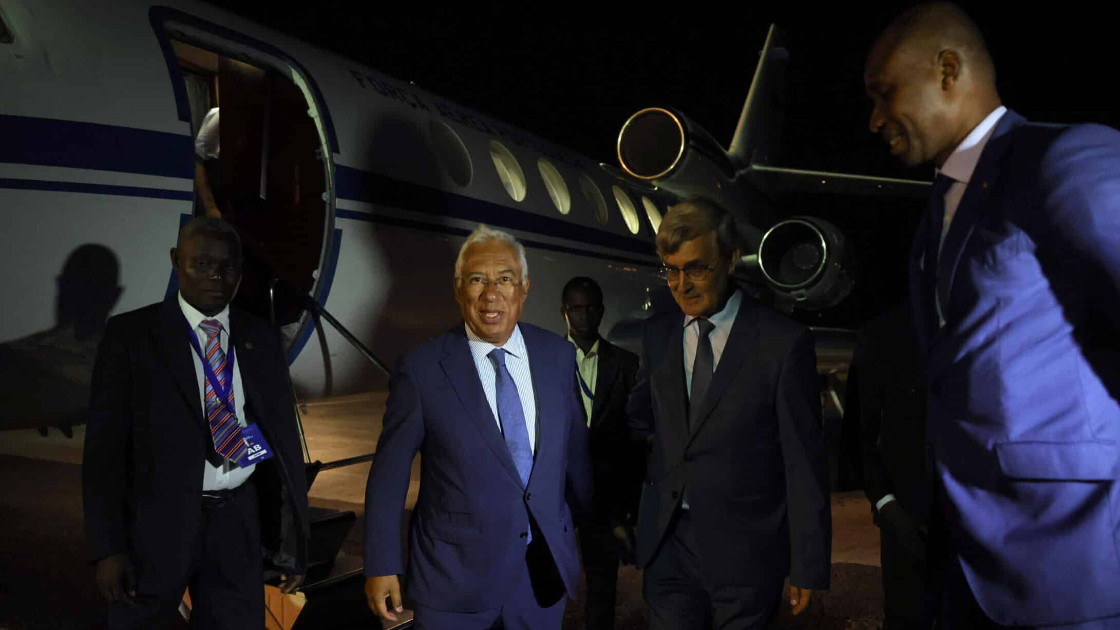 O primeiro-ministro, António Costa (E), acompanhado pelo embaixador de Portugal em São Tomé e Príncipe, Rui Carmo (C), cumprimenta o ministro da Presidência e ministro dos Negócios Estrangeiros, Cooperação e Comunidades de São Tomé e Príncipe, Gareth Guadalupe (D), à chegada ao aeroporto para a XIV Conferência de Chefes de Estado e de Governo da CPLP em Sao Tome e Principe, 26 de Agosto 2023. A CPLP, que integra Angola, Brasil, Cabo Verde, Guiné-Bissau, Guiné Equatorial, Moçambique, Portugal, São Tomé e Príncipe e Timor-Leste, realiza a 14.ª conferência de chefes de Estado e de Governo, em São Tomé e Príncipe, no próximo domingo, sob o lema "Juventude e Sustentabilidade". ESTELA SILVA/LUSA