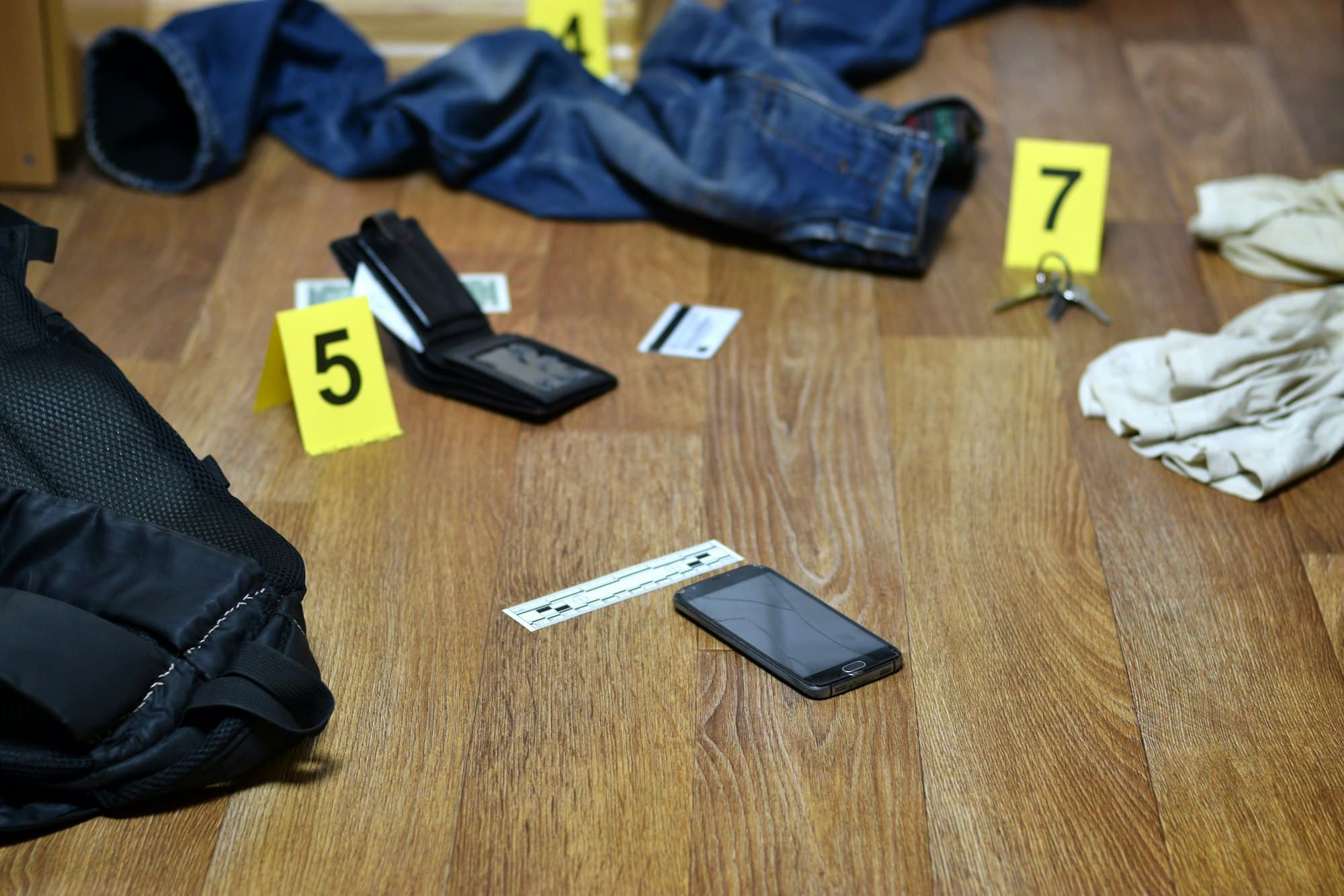 Crime scene investigation - numbering of evidences after the murder in the apartment