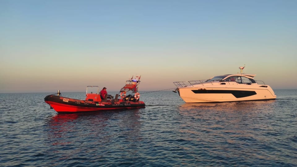 "Strong current" forces towing of vessel at the Faro-Olhão bar