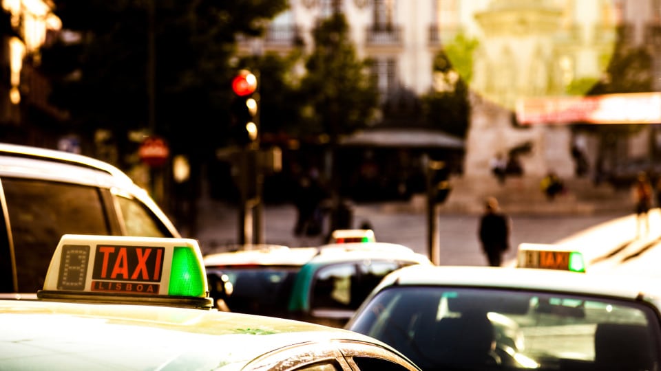 Taxi driver charges 36 euros extra and ends up with vehicle seized in Lisbon