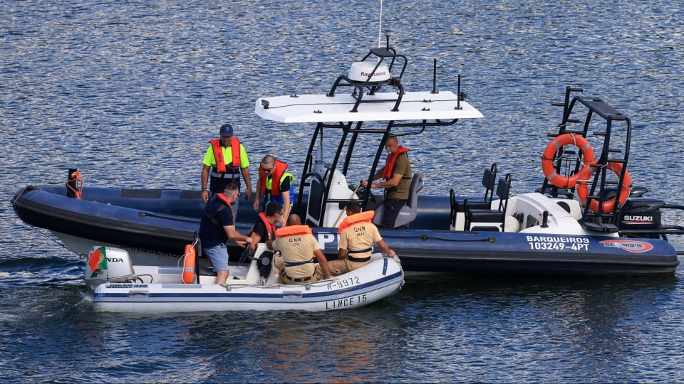 Part of the helicopter wreckage has already been removed from the Douro River