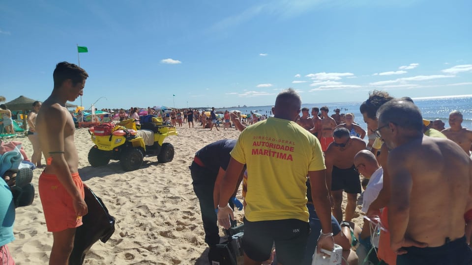 Elderly person assisted after feeling unwell in the sea at Manta Rota beach