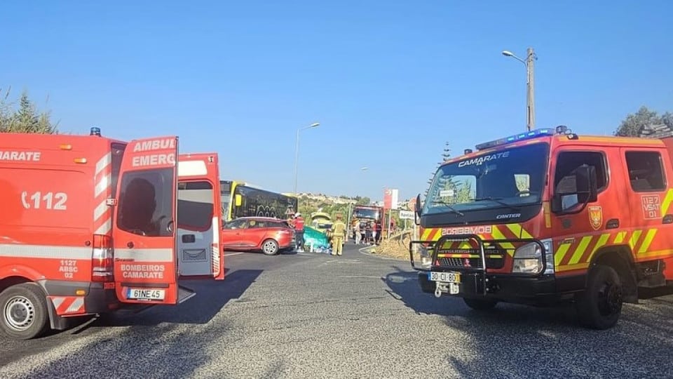 Collision between bus and car kills one and injures child in Loures