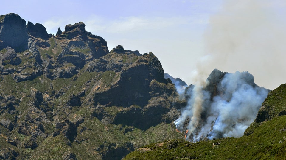 Canadair aircraft are already making water drops in the central mountain range of Madeira