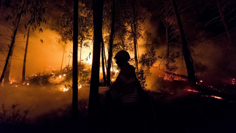 More than a hundred operatives are fighting fire in Arcos de Valdevez