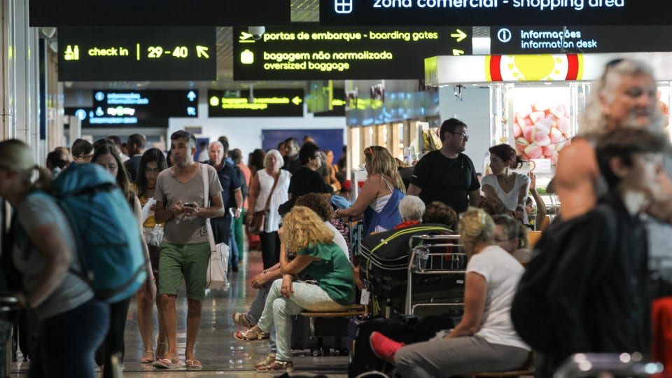 Bad weather cancels dozens of departures and arrivals at Madeira airport