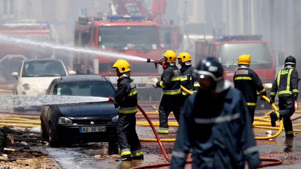 Fire near airport may have destroyed "more than a hundred" cars