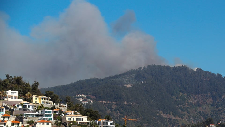 Firefighting in Madeira "hindered" by "strong winds"