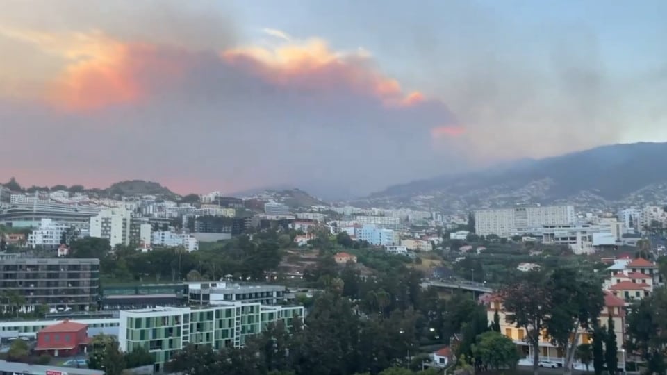 Fire in Madeira covers Funchal with a column of smoke. The images