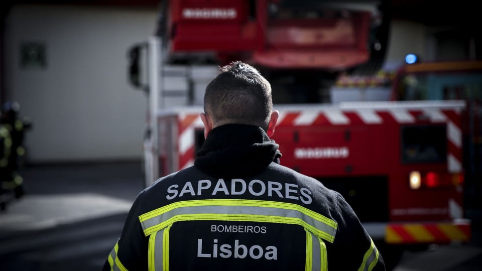 Fires break out in yard and dwelling in Bairro Padre Cruz in Lisbon