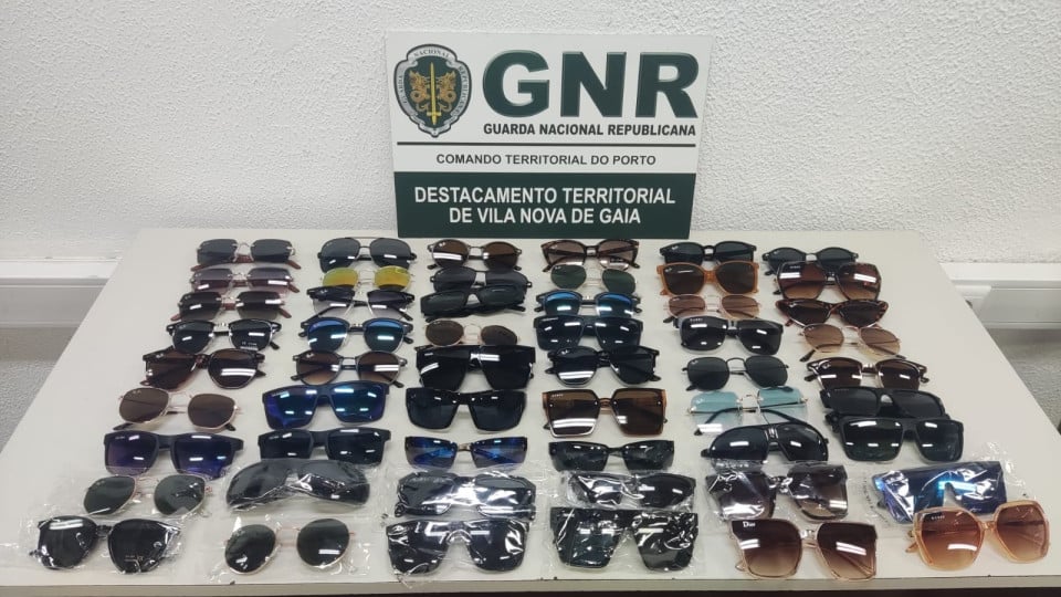 Man caught in Gaia with more than 50 pairs of counterfeit sunglasses