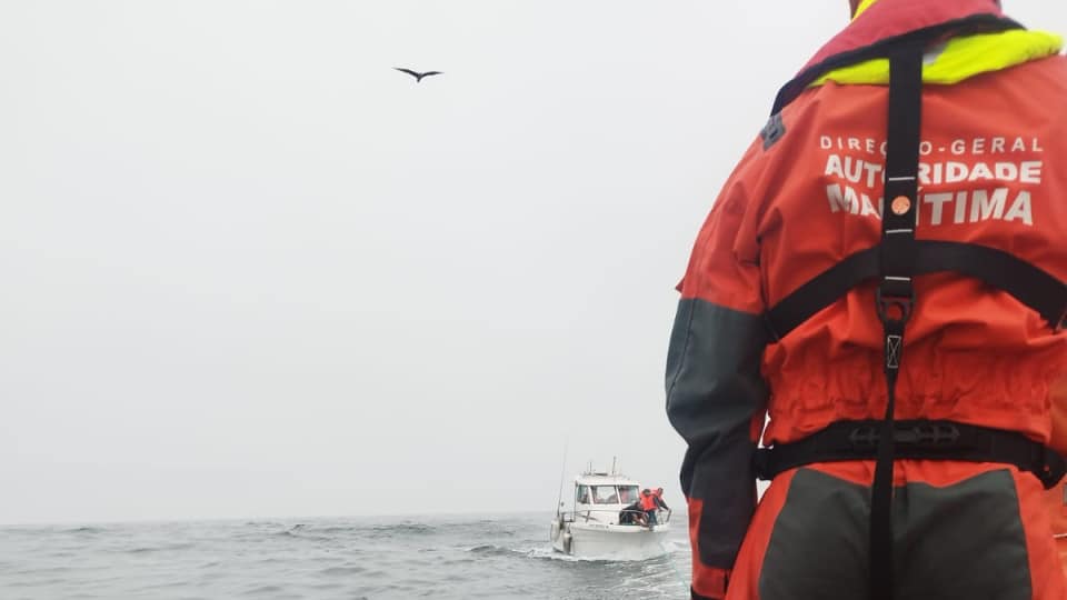 The Portuguese Navy helps 4 people after a vessel loses propulsion near Nazaré