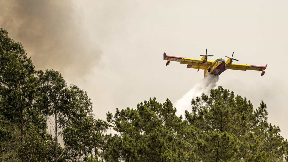 Aerial means combat "small front" in ravine in Bragança