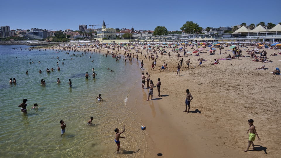 Cascais says that beaches are suitable for bathing and water has normal standards