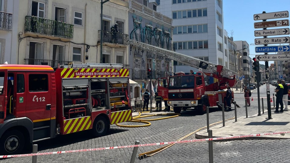 A fire breaks out in a restaurant in Anjos and forces street closure