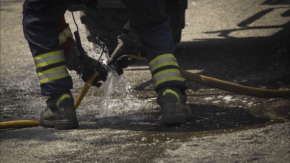 Fire in Freixo de Espada à Cinta with an active front of difficult access