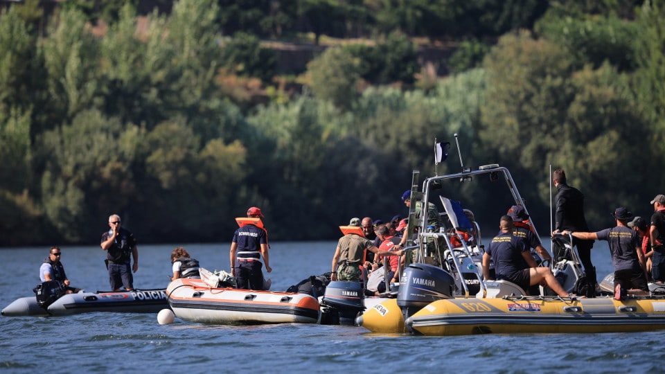 Search for helicopter wreckage in the Douro River concluded