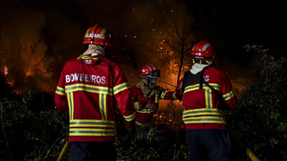 Almost 150 firefighters battle blaze in Ourém (which cut off IC9)