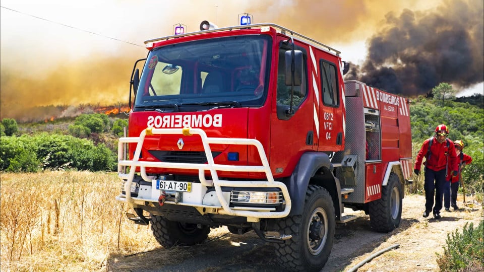 More than 100 operatives and eight aerial resources combat fire in Vinhais