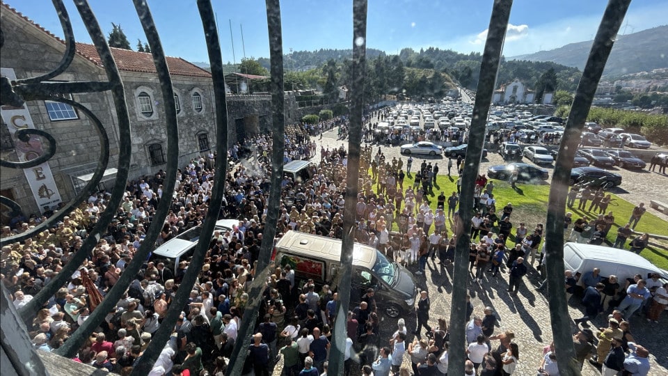 Tragedy in the Douro. Hundreds of people at the funeral ceremony of military personnel